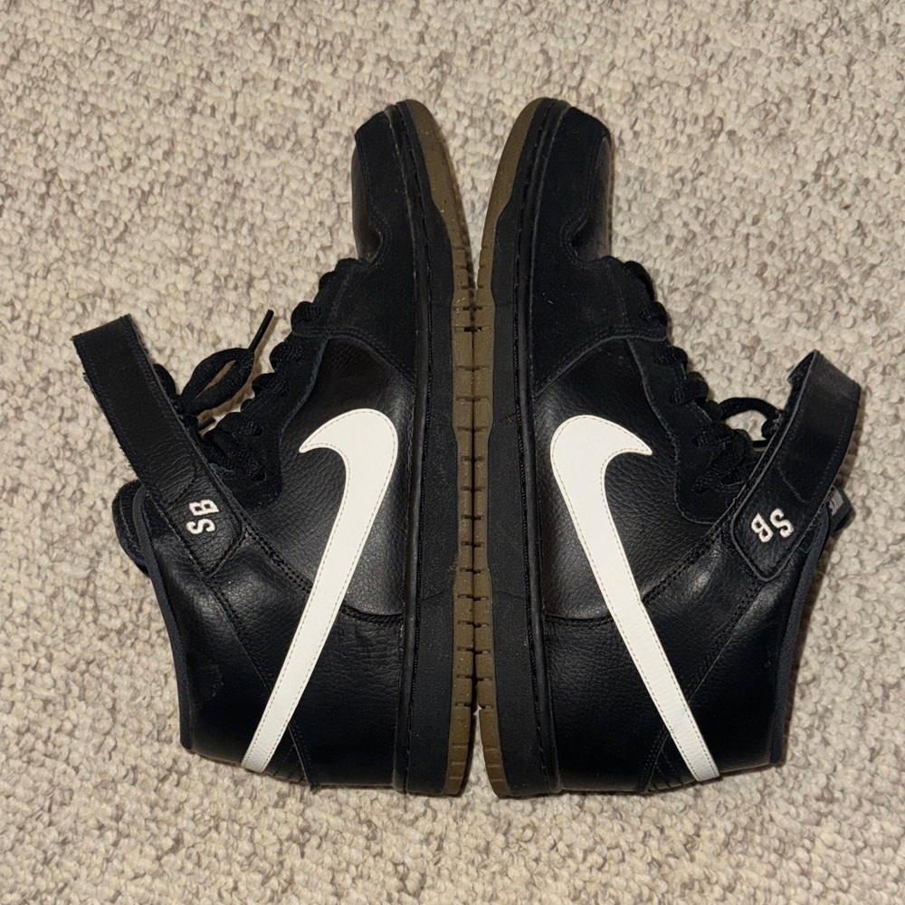 Nike SB Dunk Mid “Black Friday”